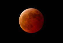 Todo lo que debes saber del eclipse que llegará esta noche a Móstoles: la luna se teñirá de rojo
