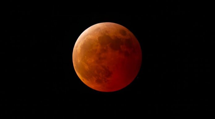 Todo lo que debes saber del eclipse que llegará esta noche a Móstoles: la luna se teñirá de rojo