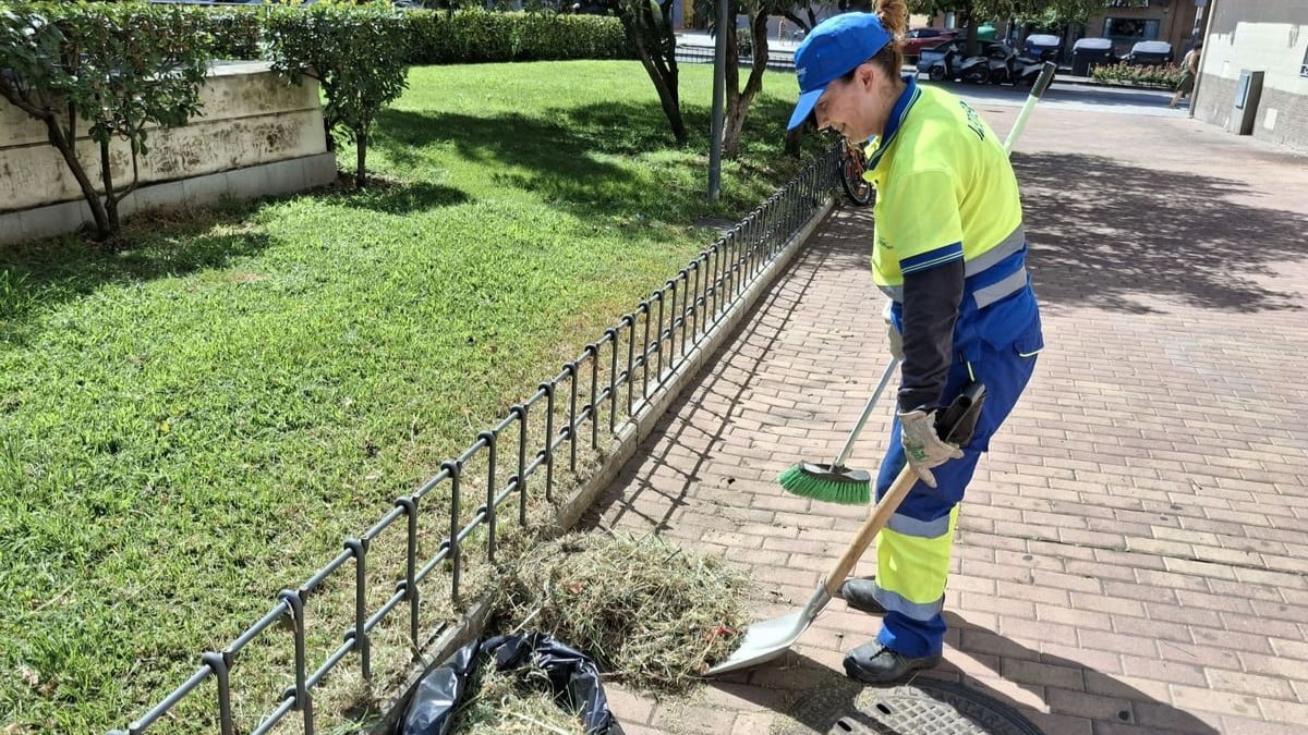Móstoles refuerza la limpieza y el cuidado de sus parques y zonas verdes Móstoles refuerza la limpieza y el cuidado de sus parques y zonas verdes