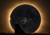 El skater de Móstoles, Danny León, deja una imagen para la historia con un truco durante el eclipse solar