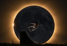 El skater de Móstoles, Danny León, deja una imagen para la historia con un truco durante el eclipse solar El skater de Móstoles, Danny León, deja una imagen para la historia con un truco durante el eclipse solar