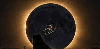 El skater de Móstoles, Danny León, deja una imagen para la historia con un truco durante el eclipse solar El skater de Móstoles, Danny León, deja una imagen para la historia con un truco durante el eclipse solar