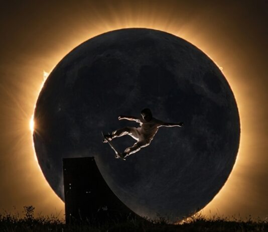 El skater de Móstoles, Danny León, deja una imagen para la historia con un truco durante el eclipse solar El skater de Móstoles, Danny León, deja una imagen para la historia con un truco durante el eclipse solar