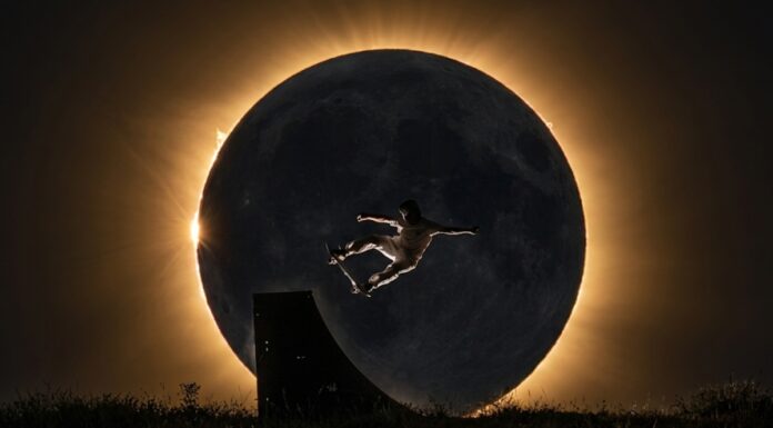 El skater de Móstoles, Danny León, deja una imagen para la historia con un truco durante el eclipse solar
