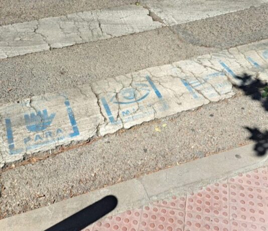 Los pictogramas se borran de los pasos de peatones de Móstoles Los pictogramas se borran de los pasos de peatones de Móstoles