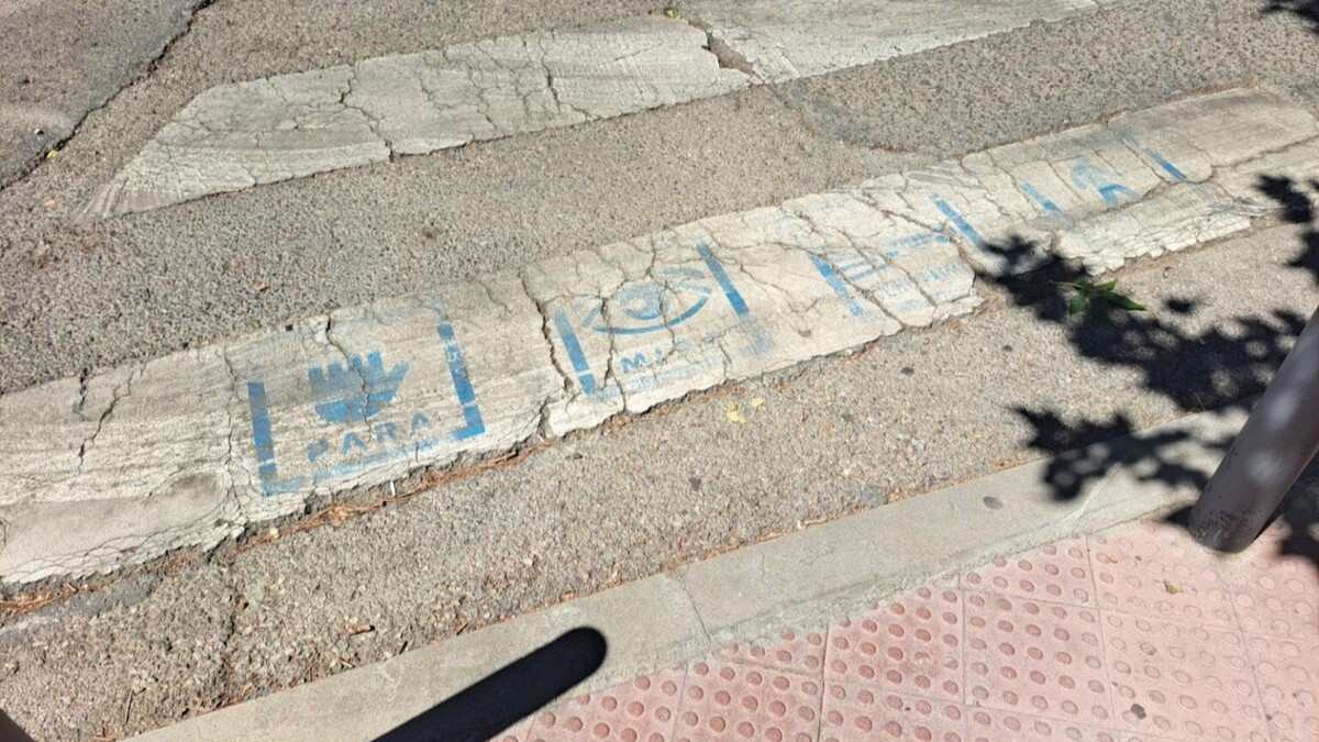 Los pictogramas se borran de los pasos de peatones de Móstoles 