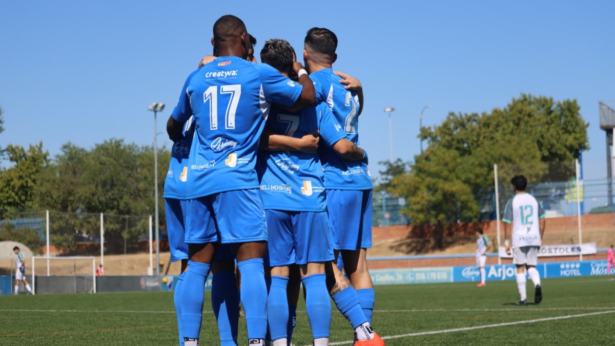 El CD Móstoles vuelve a competir 15 años después y lo hace con una goleada en casa