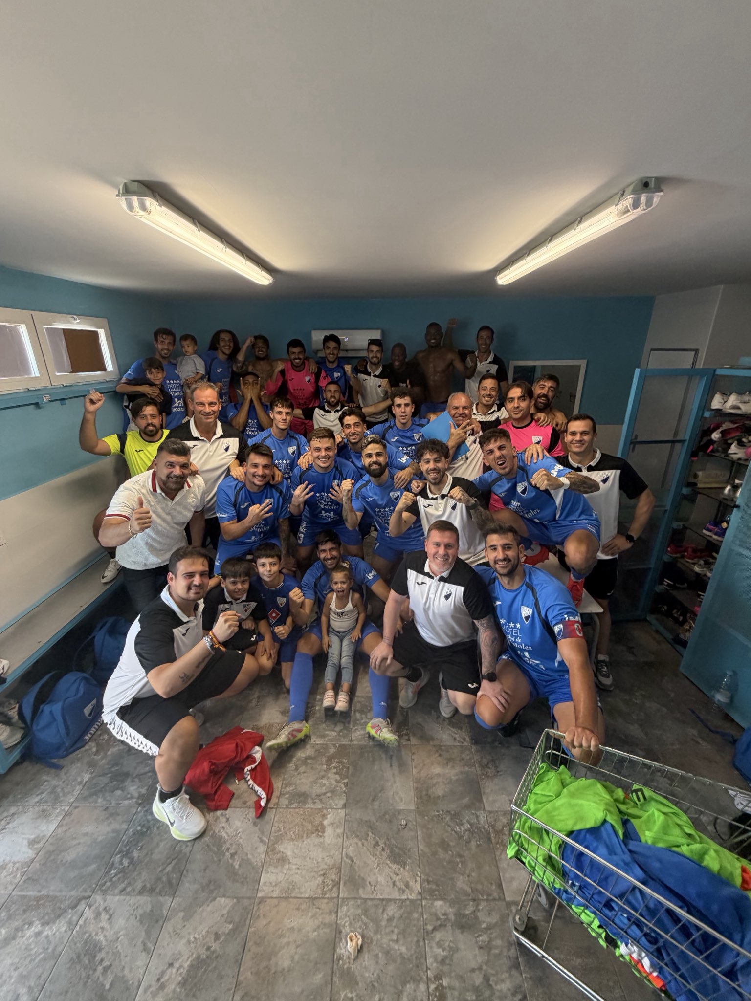 Todo victorias este fin de semana para los equipos de Móstoles: tres puntos de infarto en fútbol sala y marea azul
