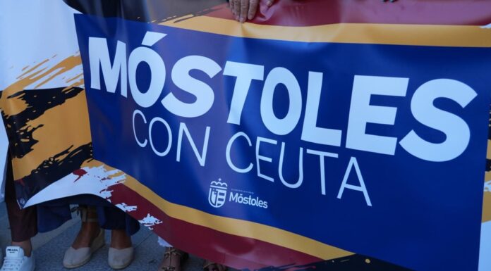 Cerca de 7.500 personas llenan la Plaza de España de Móstoles para mostrar su apoyo a Ceuta Cerca de 7.500 personas llenan la Plaza de España de Móstoles para mostrar su apoyo a Ceuta