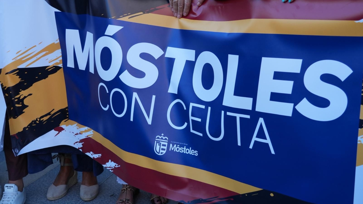 Cerca de 7.500 personas llenan la Plaza de España de Móstoles para mostrar su apoyo a Ceuta Cerca de 7.500 personas llenan la Plaza de España de Móstoles para mostrar su apoyo a Ceuta