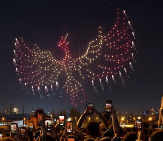 El cielo se iluminará a solo unos minutos de Móstoles con un espectáculo de 220 drones este sábado El cielo se iluminará a solo unos minutos de Móstoles con un espectáculo de drones este sábado