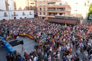 Cerca de 7.500 personas llenan la Plaza de España de Móstoles para mostrar su apoyo a Ceuta