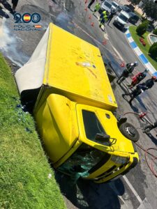 Detenido un individuo en Móstoles tras volcar en una rotonda el camión de reparto que acababa de robar