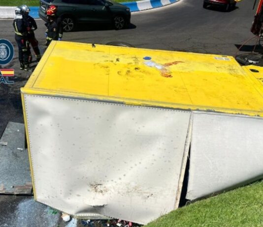 Detenido un individuo en Móstoles tras volcar en una rotonda el camión de reparto que acababa de robar Detenido un individuo en Móstoles tras volcar en una rotonda el camión de reparto que acababa de robar