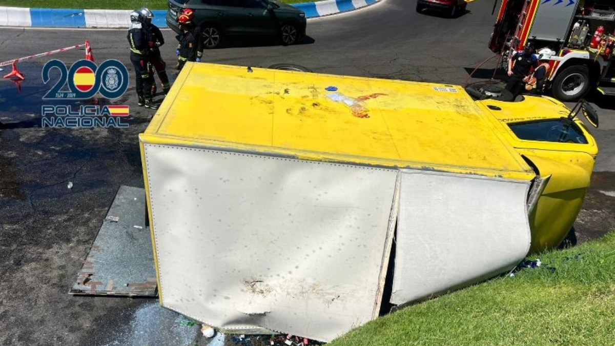 Detenido un individuo en Móstoles tras volcar en una rotonda el camión de reparto que acababa de robar