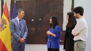 Pedro Sánchez entrega la Gran Cruz de la Orden del Mérito Civil al exalcalde de Móstoles, David Lucas