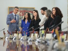 Pedro Sánchez entrega la Gran Cruz de la Orden del Mérito Civil al exalcalde de Móstoles, David Lucas