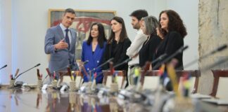 Pedro Sánchez entrega la Gran Cruz de la Orden del Mérito Civil al exalcalde de Móstoles, David Lucas