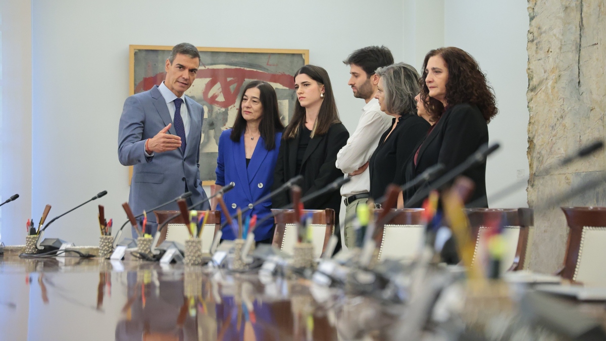 Pedro Sánchez entrega la Gran Cruz de la Orden del Mérito Civil al exalcalde de Móstoles, David Lucas