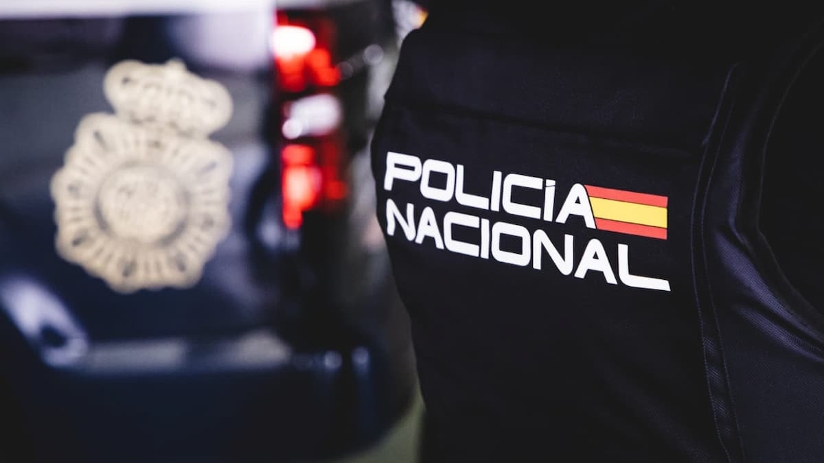 Detenido en Móstoles un policía nacional: su pistola apareció en poder de un conocido junto a una gasolinera