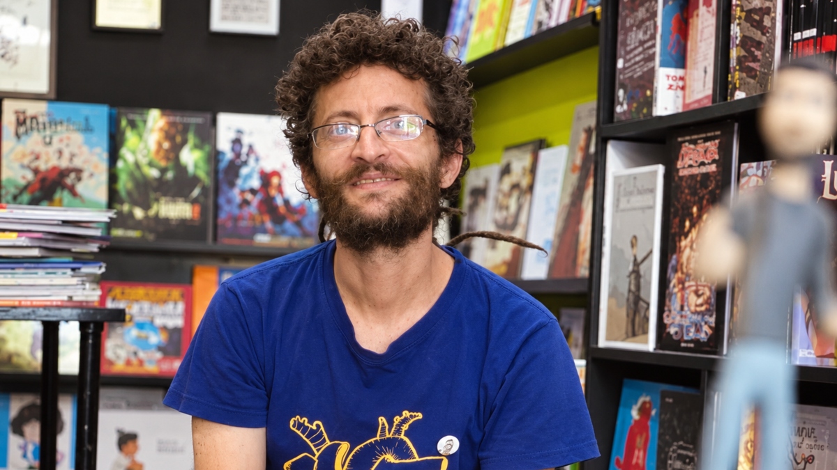 Alejandro Bárzano, «Suchi»: «Me he hecho mucho mejor lector siendo librero aquí en Móstoles» Alejandro Bárzano, «Suchi»: «Me he hecho mucho mejor lector siendo librero aquí en Móstoles»