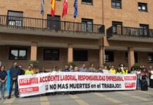 Decenas de personas protestan en Móstoles por la muerte de un trabajador tras precipitarse al vacío