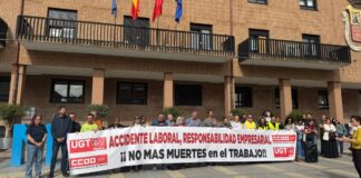 Decenas de personas protestan en Móstoles por la muerte de un trabajador tras precipitarse al vacío