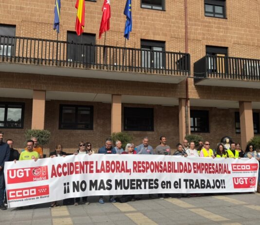 Decenas de personas protestan en Móstoles por la muerte de un trabajador tras precipitarse al vacío Decenas de personas protestan en Móstoles por la muerte de un trabajador tras precipitarse al vacío