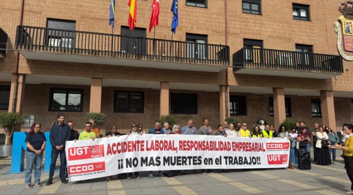 Decenas de personas protestan en Móstoles por la muerte de un trabajador tras precipitarse al vacío