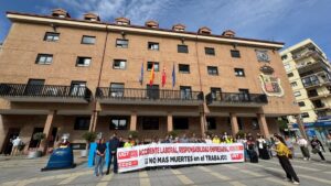 Decenas de personas protestan en Móstoles por la muerte de un trabajador tras precipitarse al vacío